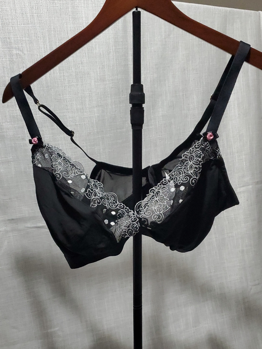 Cacique Black Bra with White Floral Lace Embroidery. Very Sexy!
